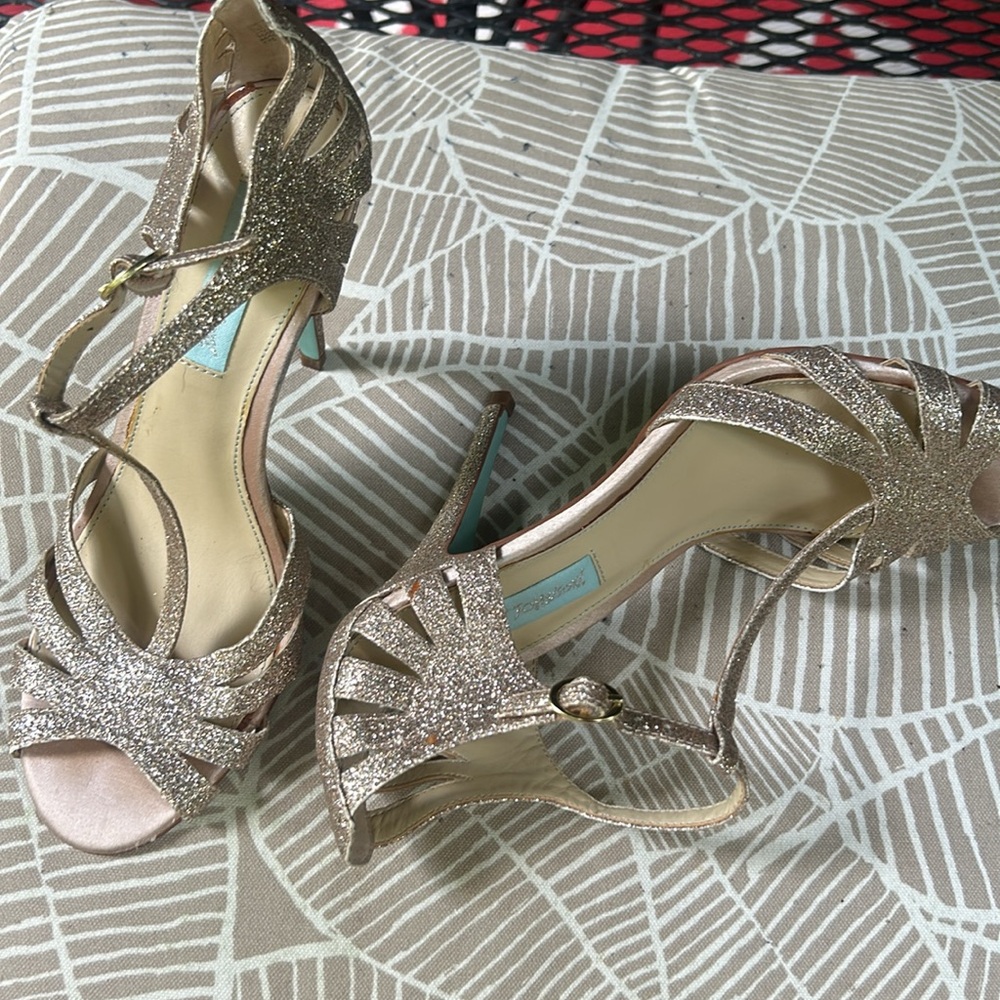 Betsy Johnson Champagne Rose Gold Sparkle Heels Size 6.5 t-strap glitter - Picture 3 of 8